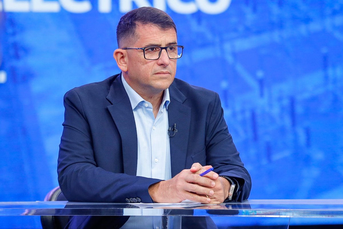 VTVcanal8's tweet photo. #EnFotos📷l Este martes #29Sep, durante el #ProgramaEspecial, el presidente de CORPOELEC, Juan Fernández, y el ministro para la Energía Eléctrica, Rolando Alcalá, indicaron que los eventos sísmicos del pasado 24 de junio interrumpieron y ralentizaron el ritmo de los planes para la optimización de las capacidades generadoras del Sistema Eléctrico Nacional (SEN).
Asegurando que tras la contingencia, los equipos de trabajo se volcaron a la atención inmediata de las zonas afectadas, con especial énfasis en el estado La Guaira, el más afectado por el desastre natural, donde se logró recuperar el 93% del servicio en tan sólo tres días.
También detallaron que a nivel nacional se sumarán otras unidades que totalizarán 1.300 megavatios durante este último trimestre del año 2026; además, mencionaron que estas acciones tienen como objetivo lograr una mayor estabilidad y continuidad, así como reducir las interrupciones en el servicio de energía eléctrica para todos los usuarios del país.