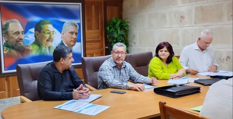 YamileRamosCord's tweet photo. Junto al Presidente del INRH @AntonioRdguezR, evaluamos hoy en #PinardelRío alternativas para enfrentar la compleja situación con el abasto de agua a la población ante el déficit energético del país. https://t.co/vOCge4QNkK