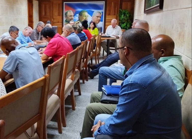 YamileRamosCord's tweet photo. Junto al Presidente del INRH @AntonioRdguezR, evaluamos hoy en #PinardelRío alternativas para enfrentar la compleja situación con el abasto de agua a la población ante el déficit energético del país. https://t.co/vOCge4QNkK