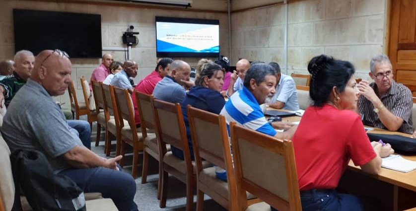 YamileRamosCord's tweet photo. Junto al Presidente del INRH @AntonioRdguezR, evaluamos hoy en #PinardelRío alternativas para enfrentar la compleja situación con el abasto de agua a la población ante el déficit energético del país. https://t.co/vOCge4QNkK