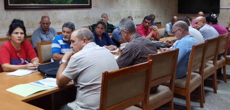 YamileRamosCord's tweet photo. Junto al Presidente del INRH @AntonioRdguezR, evaluamos hoy en #PinardelRío alternativas para enfrentar la compleja situación con el abasto de agua a la población ante el déficit energético del país. https://t.co/vOCge4QNkK