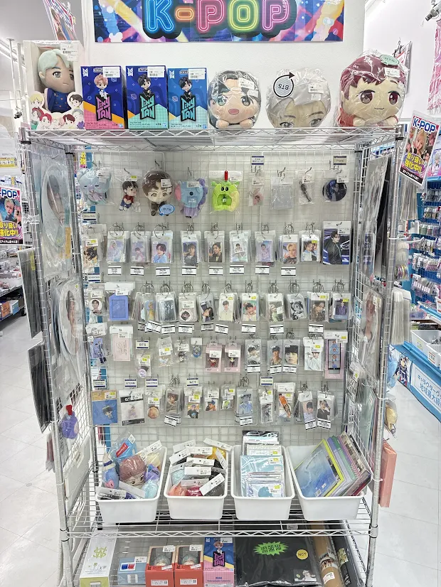 lashin_tikusino's tweet photo. 【らしんばんイオンモール筑紫野】

／
📢K-POPコーナーが広くなりました‼️
＼

店舗入り口にあったK-POPグッズが
店内レジ付近に移動＆拡大‼️
アイドルグッズなども展開中です🎤💛
ぜひ、お越しください❣️

#セブチ #スキズ #BTS #TWICE
#グッズ #TinyTAN #入荷情報 https://t.co/TaOqfCIbMt