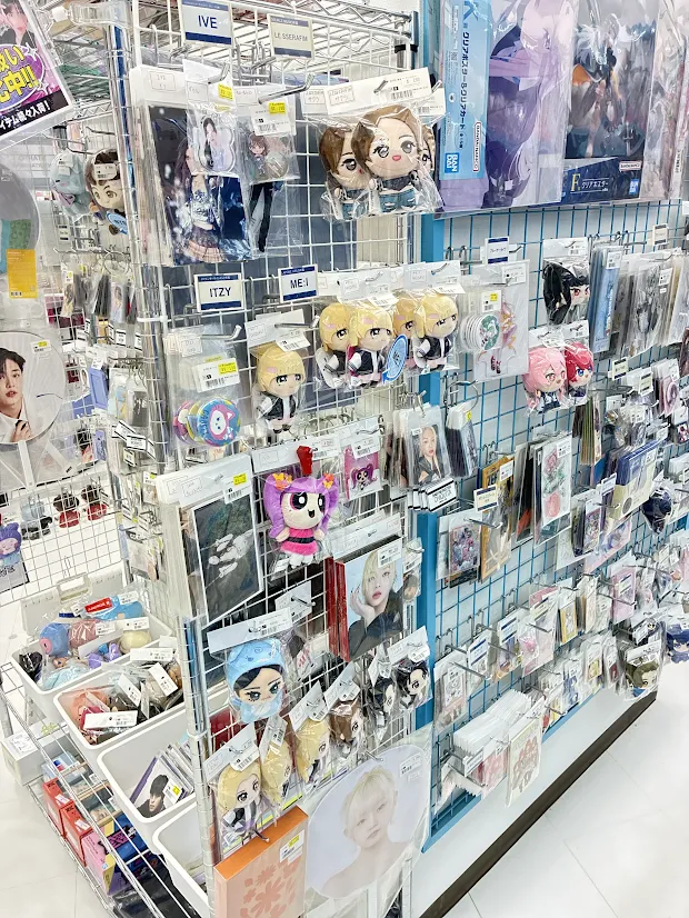 lashin_tikusino's tweet photo. 【らしんばんイオンモール筑紫野】

／
📢K-POPコーナーが広くなりました‼️
＼

店舗入り口にあったK-POPグッズが
店内レジ付近に移動＆拡大‼️
アイドルグッズなども展開中です🎤💛
ぜひ、お越しください❣️

#セブチ #スキズ #BTS #TWICE
#グッズ #TinyTAN #入荷情報 https://t.co/TaOqfCIbMt
