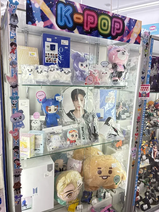 lashin_tikusino's tweet photo. 【らしんばんイオンモール筑紫野】

／
📢K-POPコーナーが広くなりました‼️
＼

店舗入り口にあったK-POPグッズが
店内レジ付近に移動＆拡大‼️
アイドルグッズなども展開中です🎤💛
ぜひ、お越しください❣️

#セブチ #スキズ #BTS #TWICE
#グッズ #TinyTAN #入荷情報 https://t.co/TaOqfCIbMt