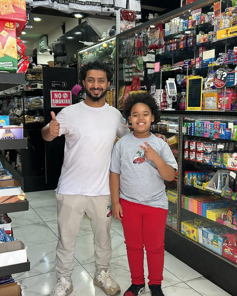 Complex's tweet photo. A New York deli owner’s program has raised over $587,000 to reward kids for good grades. 

Wail Alselwi, co-owner of Zack’s Finest Deli & Grocery in Staten Island, started ‘Grades for Grabs’ in 2023. Kids with an average of 90 or higher can get $100 and items from the store. He also rewards kids who improve their grades. Donations to a GoFundMe help fund the rewards.

[🎥: @islandock1 ]
