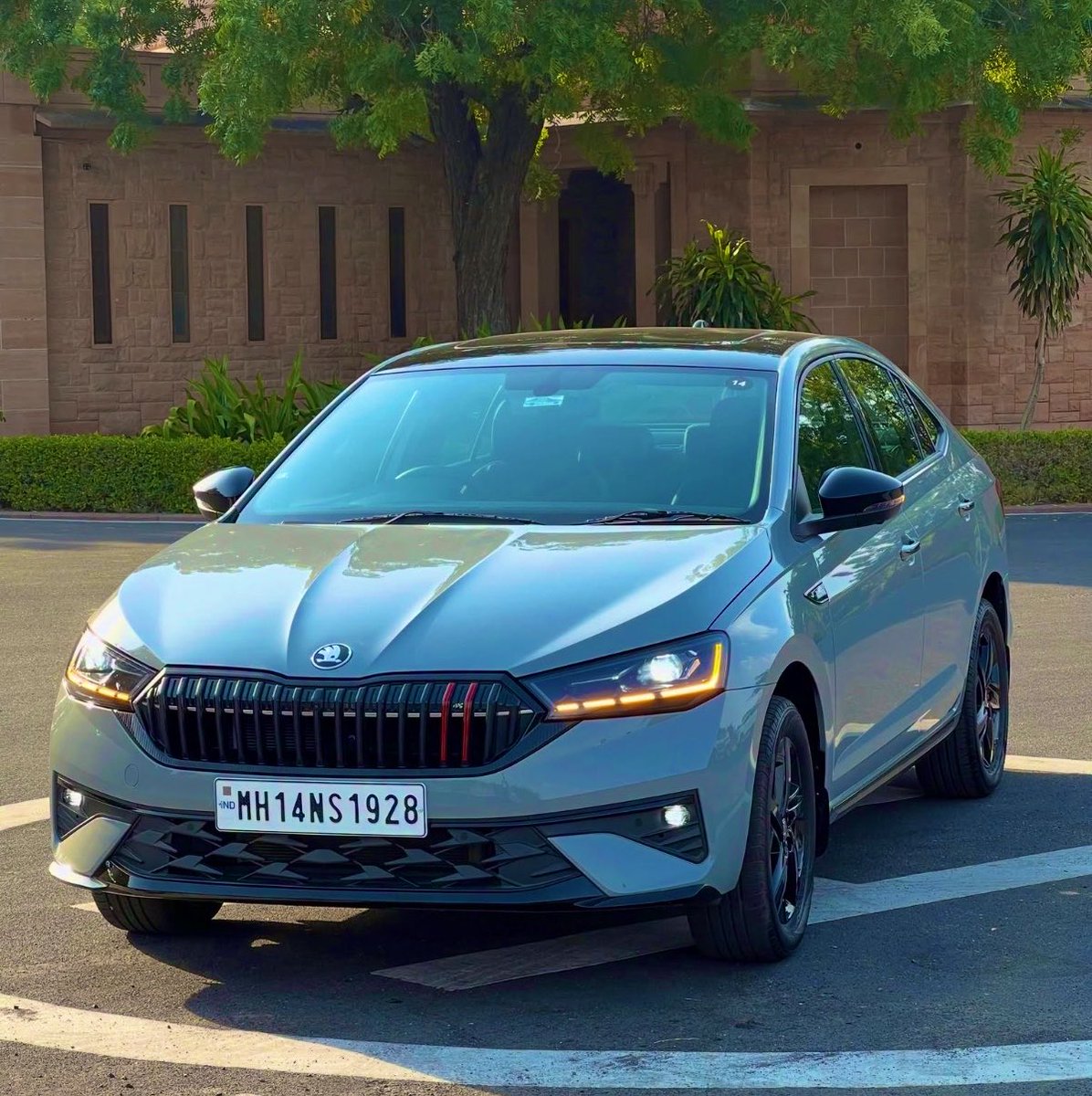 MadhusudanSahuu's tweet photo. The facelifted skoda Slavia has that premium sedan presence that makes you look twice.

Sharp. Elegant. European.

And the best part?

It doesn’t need a ₹30 lakh price tag to look this expensive. https://t.co/TD1y45yhjt