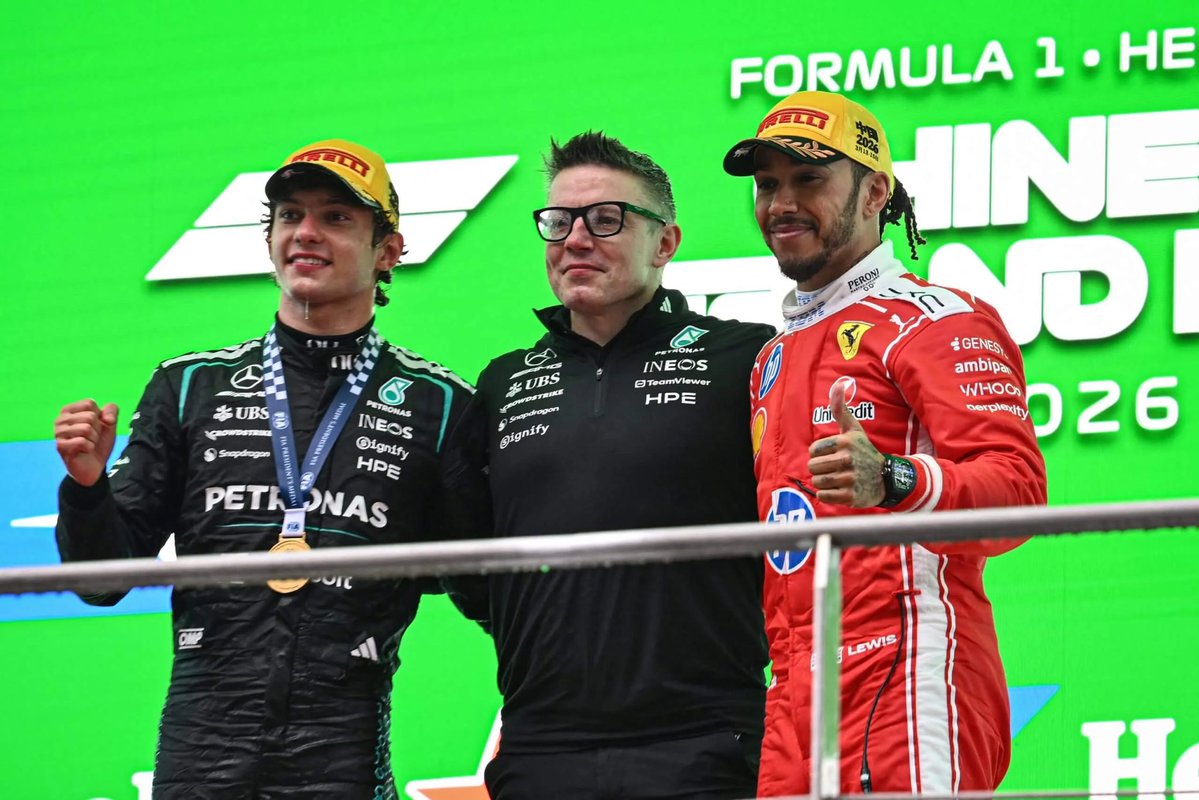ninthforya's tweet photo. If you ask me the most wholesome moment of the season was when George stepped aside so Lew, baby kimi and bono could have a picture together 🥹🫴🏼 https://t.co/9AgnNhZfRz