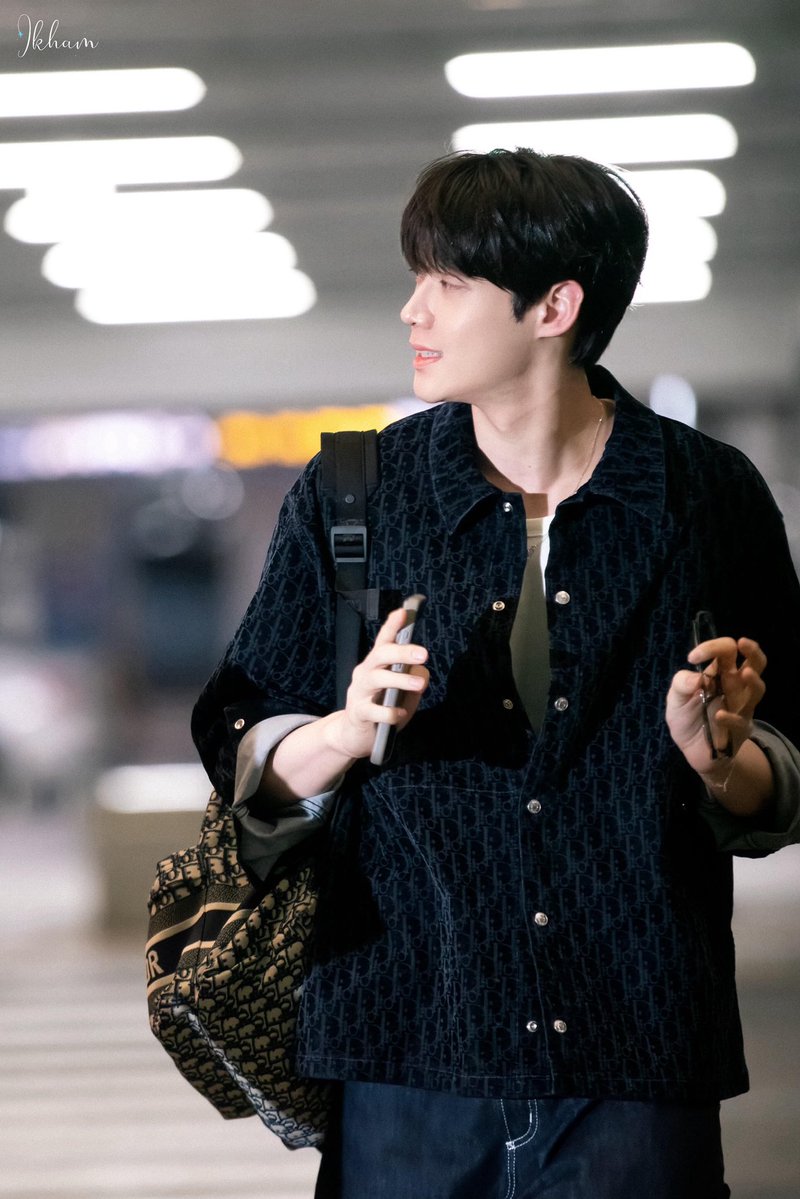 justkeepgoinz's tweet photo. Yoon Sik airport outfits compilation 

Can't wait to see what he'll bring us today for his first Paris trip

KIM YOON SIK PARIS FASHION WEEK

#KIMYOONSIKPFWSS27
#YOONSIKINPARIS https://t.co/RYM98G7hY0