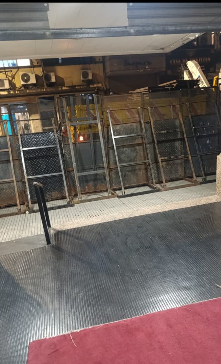 rodoaguiar's tweet photo. ÚLTIMO MOMENTO!!

Vallaron la sede central de la OSFA en Paso 551. Mientras se encaminan a despedir a cientos de trabajadores, DECIDEN AMURALLAR la Obra Social. SON UNOS COBARDES!!

¡Ellos son los únicos responsables de que crezca la CONFLICTIVIDAD!

Además de los estatales, son las mismas Fuerzas Armadas y de Seguridad las principales perjudicadas por el CHOREO DEL GOBIERNO a una de las obras sociales más importantes del país!! EN SERIO PIENSAN REPRIMIR A QUIENES RECLAMEN??

Mañana vencen los contratos y si hay despidos, ATE PROFUNDIZARÁ TODAS LAS MEDIDAS DE FUERZA!!