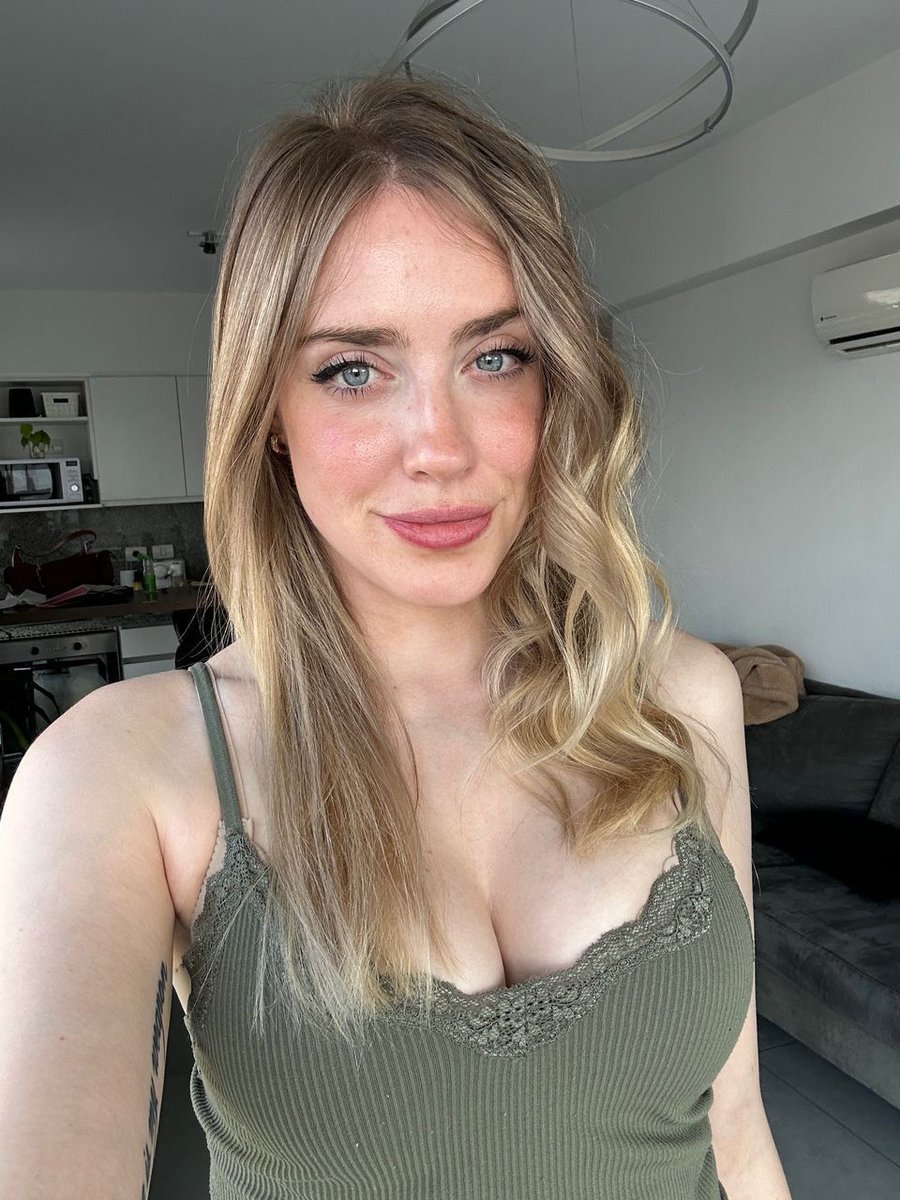 jasssamm's tweet photo. She creates love like a shining star, and happiness follows her path. 🌸💫 https://t.co/YVSSgSptC0