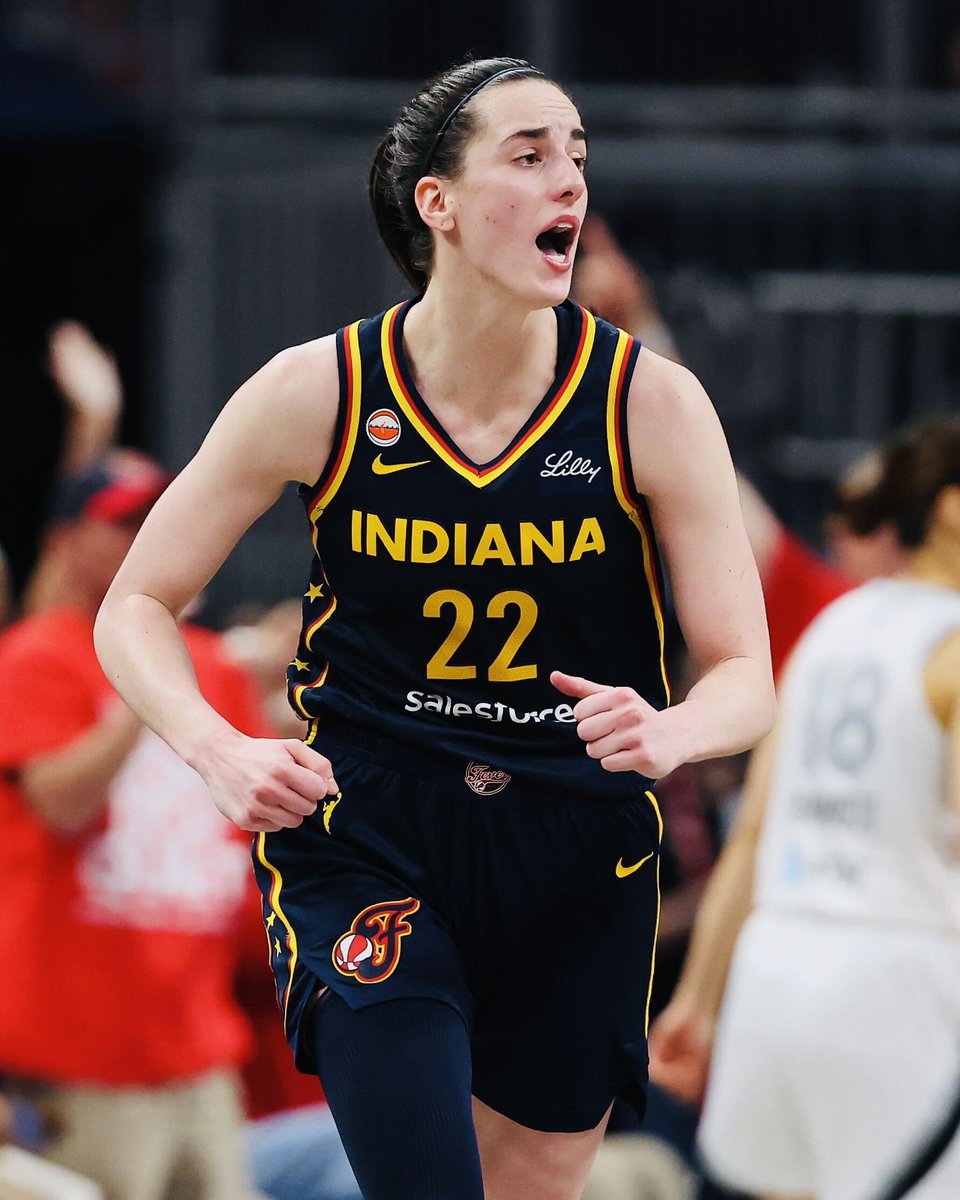 BleacherReport's tweet photo. CAITLIN CLARK TAKES OVER TO HELP FEVER AVOID ELIMINATION VS. ACES 🔥

27 PTS
9/18 FG
5 3PT
7 REB
15 AST https://t.co/ROwhsFv64k