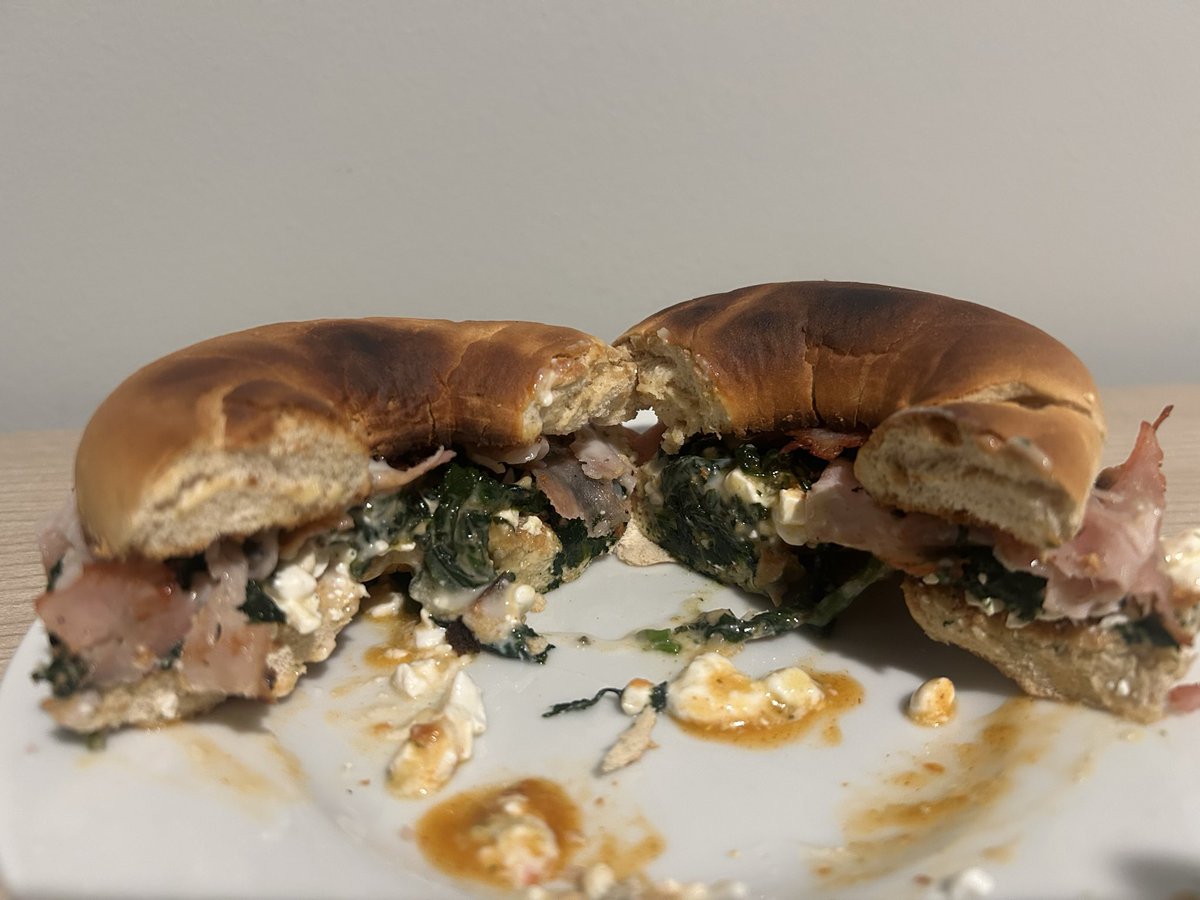ariaz7xf's tweet photo. sautéed spinach with garlic and added hot sauce to the cottage cheese 😋 also air frying deli meat gets it so crispy like bacon https://t.co/JVupe6us3x