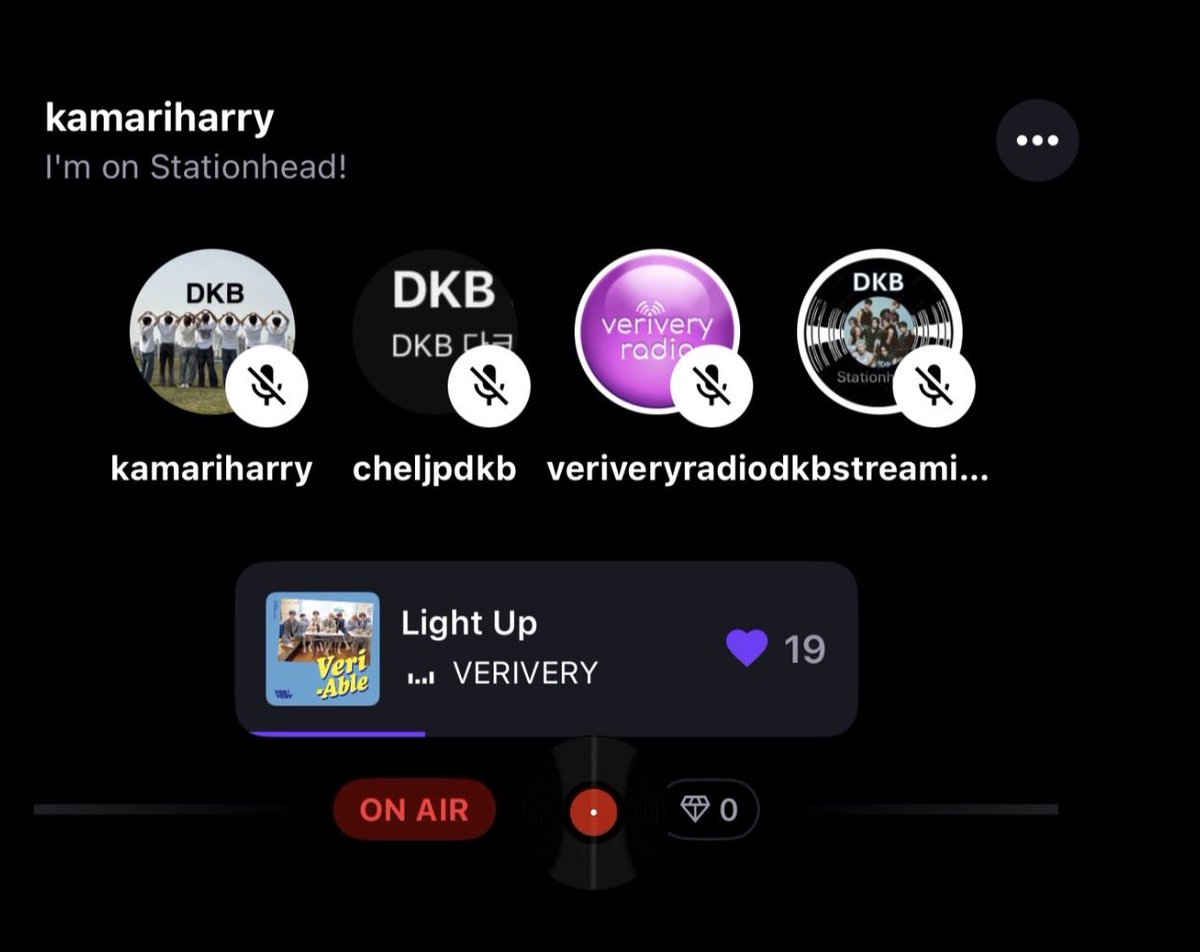 DKB_Streaming's tweet photo. 📻 STATIONHEAD PARTY🎉 
[DKB x VERIVERY]

We are now 🔴 ON AIR 🔴 for Day 2 of our DKB x VERIVERY collab party with @veriveryradio ✨

Come join us, we’ll be on for 3 hours 🩶

📍 https://t.co/00ubP6m5Oa

#DKB #VERIVERY https://t.co/P0hXJ4uXoF