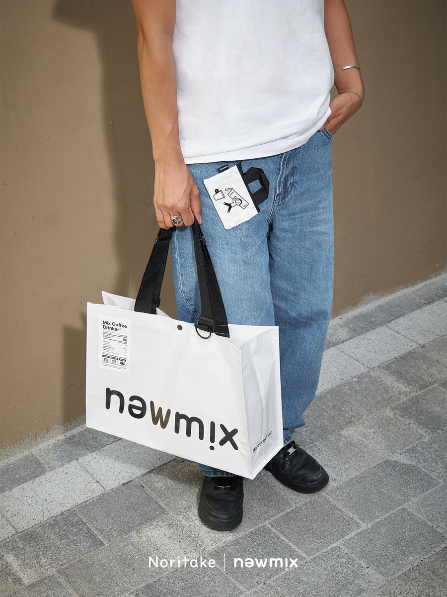 newmixcoffee's tweet photo. [𝗡𝗼𝗿𝗶𝘁𝗮𝗸𝗲 𝘅 𝗻𝗲𝘄𝗺𝗶𝘅]
本日より、Noritake x newmixのコラボレーションアイテムがnewmix全店舗に���場します🙌✨
香ばしいほうじ茶ミルクティーをはじめ、Noritakeのイラストが描かれた陶器カップやTシャツまで。コラボ期間限定でお楽しみいただけます🤍
#뉴믹스 #newmix #ニューミックス https://t.co/cyZf3FJwZZ