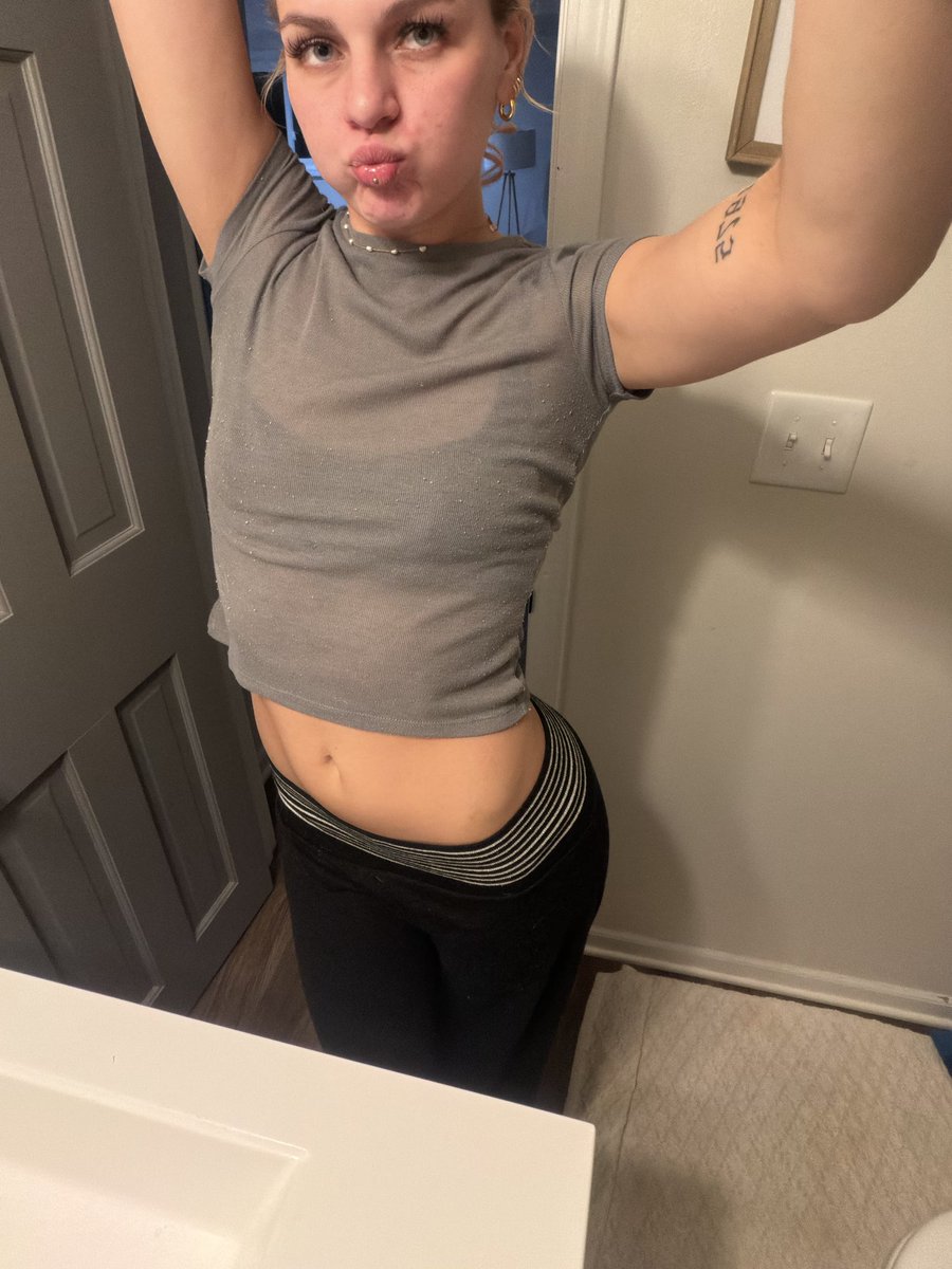 Kkoooolin's tweet photo. up to no good😛 https://t.co/GVMZjekcGG
