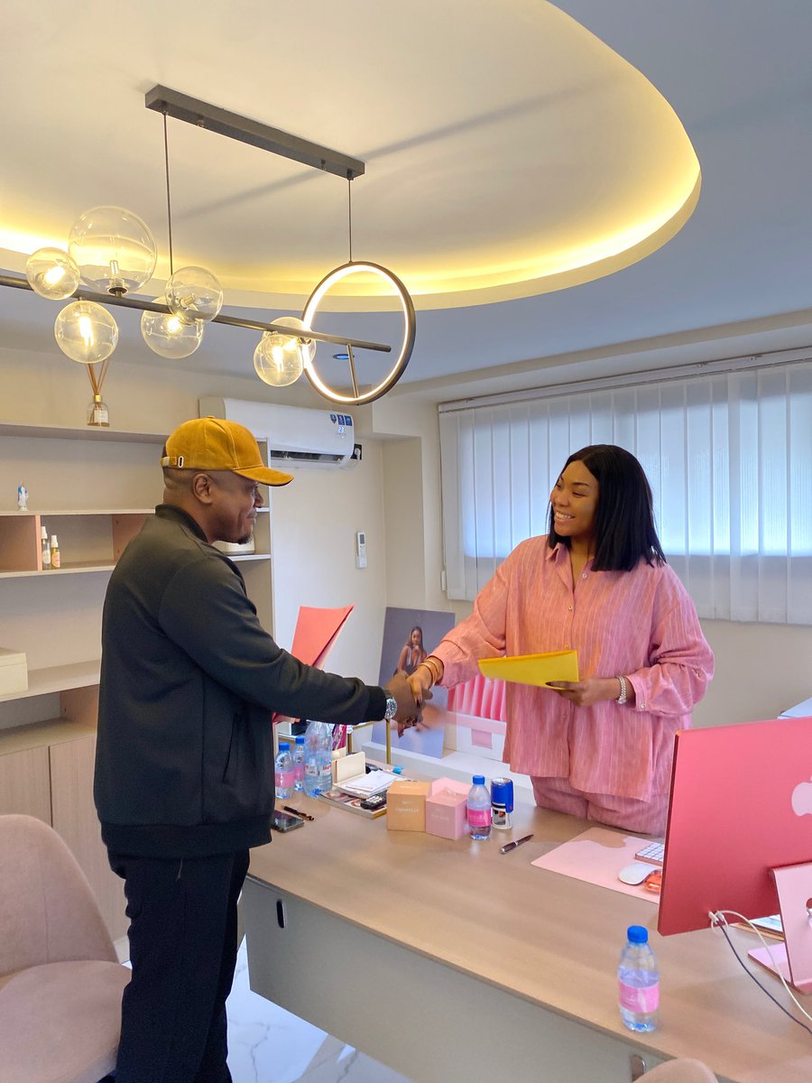 useGenuka's tweet photo. 🎉 Carlia Fassi devient ambassadrice Genuka ! 🎉

Nous sommes ravis d'accueillir Carlia Fassi, entrepreneure passionnée et fondatrice de Nemalia Cosmetics, comme nouvelle ambassadrice de Genuka. 💛

Femme d'affaires inspirante, @Carlia_F incarne parfaitement les valeurs que nous défendons : l'audace, l'innovation et l'ambition de faire grandir son business grâce au digital.

En tant qu'ambassadrice, elle partagera avec vous son expérience, ses conseils et la manière dont Genuka l'accompagne au quotidien dans le développement de sa marque. 

Une belle collaboration placée sous le signe de la confiance, de la beauté et de la croissance. ✨

Bienvenue dans la famille Genuka, Carlia ! 🤝

Let's grow together.

#Genuka #CarliaFassi #AmbassadriceGenuka #NemaliaCosmetics #Entrepreneuriat #Digital #Beauté