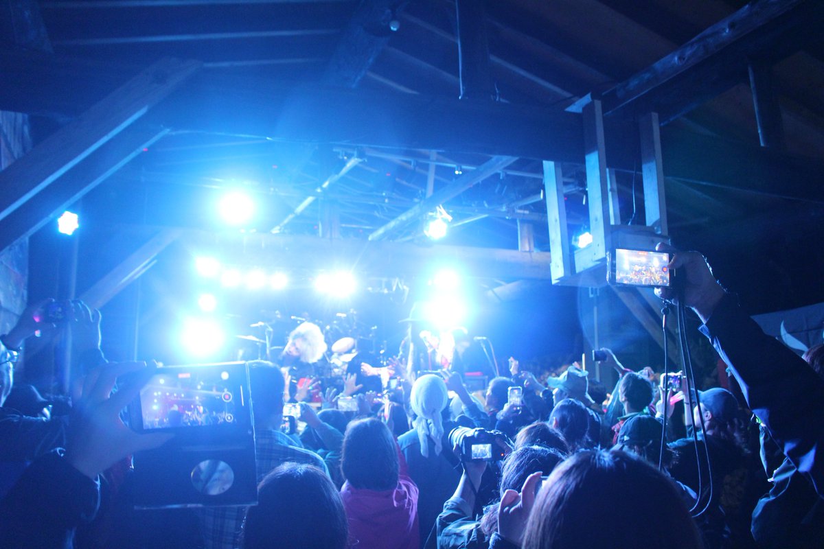MitsuAin47266's tweet photo. ⚡CAMROCK FESTIVAL⚡
                ガランドウ

サイリウムが配られ会場一体となり激アツに盛り上がりを見せ撮影OKな曲ではたくさんの液晶が浮かびあがりエモーショナルに!!
ガランドウ扇子も最高!!

雰囲気感じていただければ嬉しいです

#ガランドウ
#CAMROCK
#野外
#ライブ
#キャンプ https://t.co/fACNVQbBoh