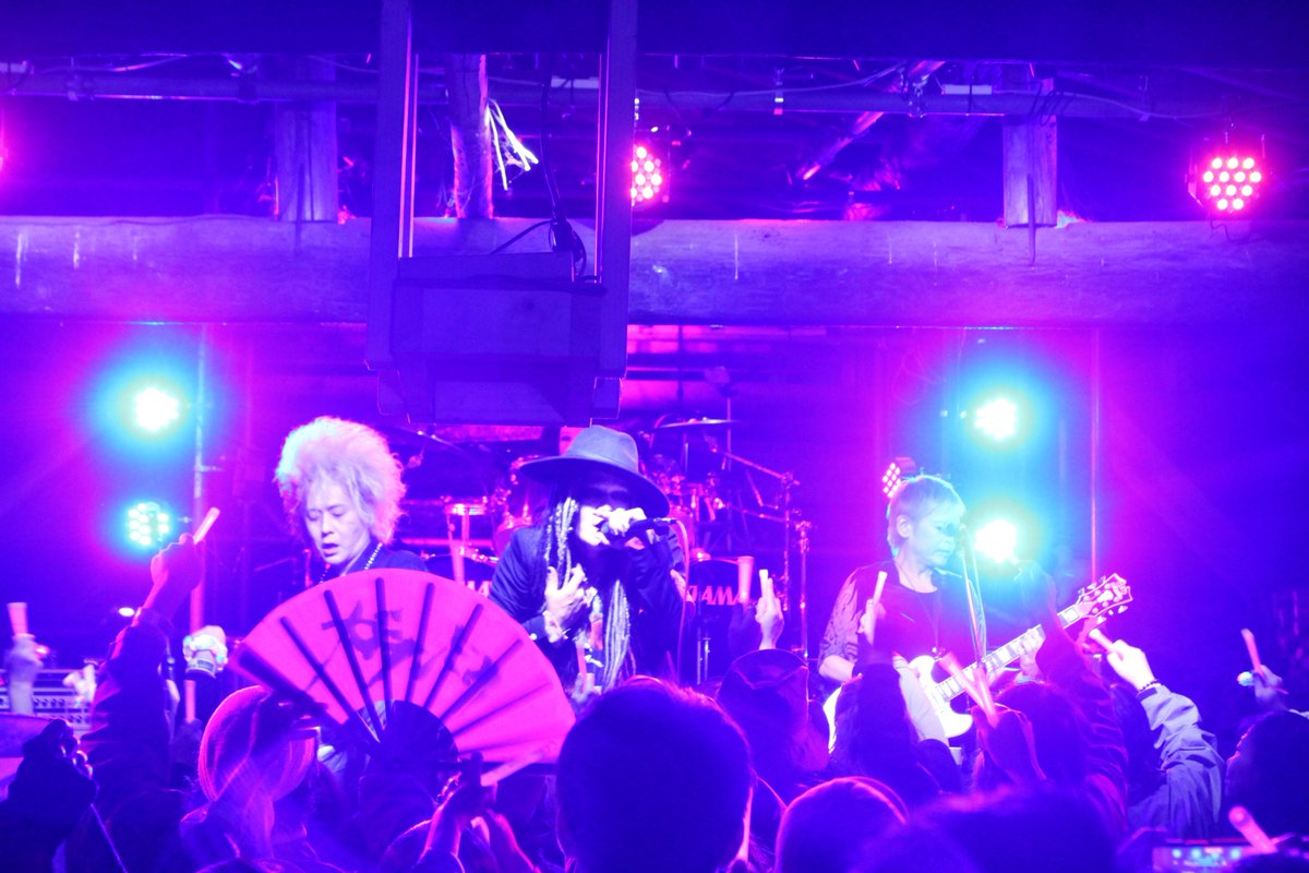 MitsuAin47266's tweet photo. ⚡CAMROCK FESTIVAL⚡
                ガランドウ

サイリウムが配られ会場一体となり激アツに盛り上がりを見せ撮影OKな曲ではたくさんの液晶が浮かびあがりエモーショナルに!!
ガランドウ扇子も最高!!

雰囲気感じていただければ嬉しいです

#ガランドウ
#CAMROCK
#野外
#ライブ
#キャンプ https://t.co/fACNVQbBoh