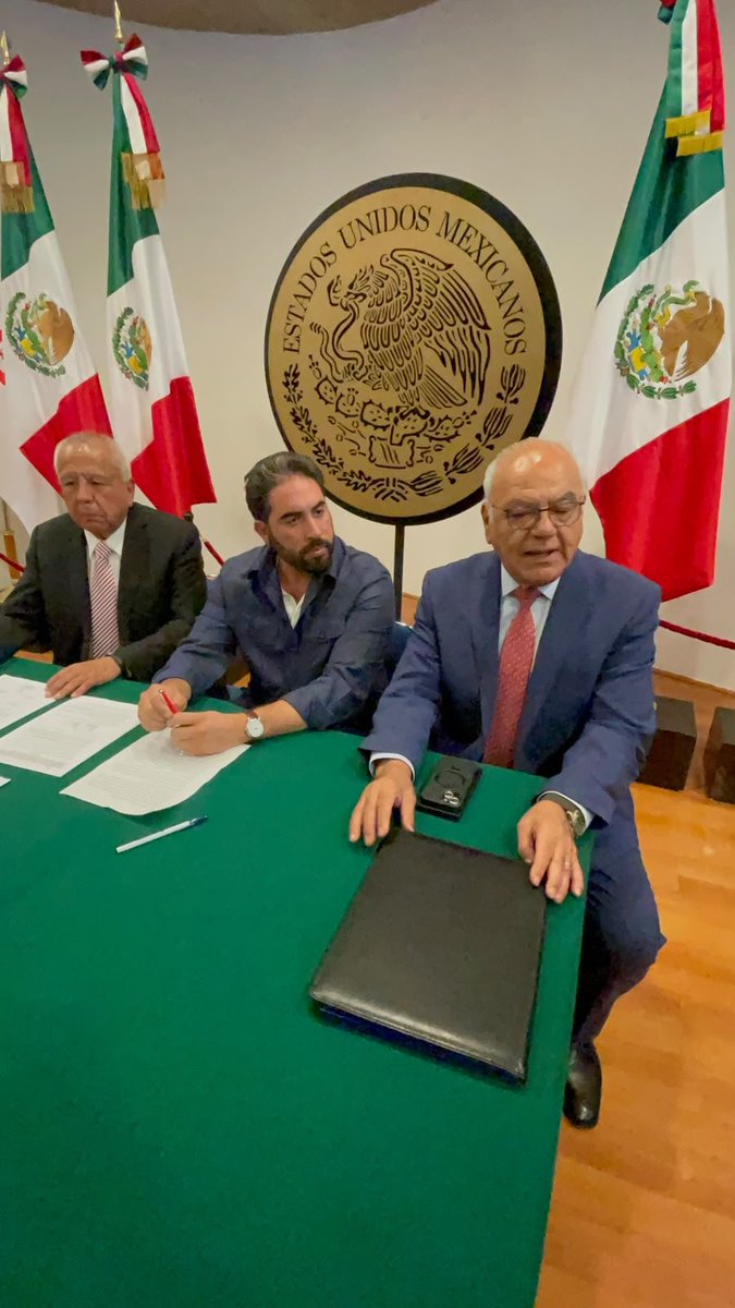 fgymexico's tweet photo. 📍 Derivado de nuestro convenio de colaboración, hoy dimos un paso fundamental junto a la Cámara Nacional del Autotransporte de Pasaje y Turismo (CANAPAT), quienes realizaron la donación de un autobús a nuestra DGCFT. Agradezco profundamente a Bruno Alarcón y a todo su equipo por hacer posible esta gran acción.  

​🎓 Esta unidad no solo impulsará la movilidad de nuestras y nuestros estudiantes, sino que cumple un doble propósito social, funcionará como un espacio práctico para desarrollar nuevas capacidades y brindar formación especializada directamente en nuestros planteles CECATI e ICAT.  

​🛠️ A través de esta sinergia, logramos el fortalecimiento y la actualización técnica de los futuros operadores del autotransporte en el país, elevando sus competencias laborales y fomentando una cultura vial que permita prevenir y reducir riesgos en los caminos de México.

​#DGCFT #CANAPAT #CECATI #ICAT #FormaciónParaElTrabajo #Educación #SEP #OrgulloCECATI