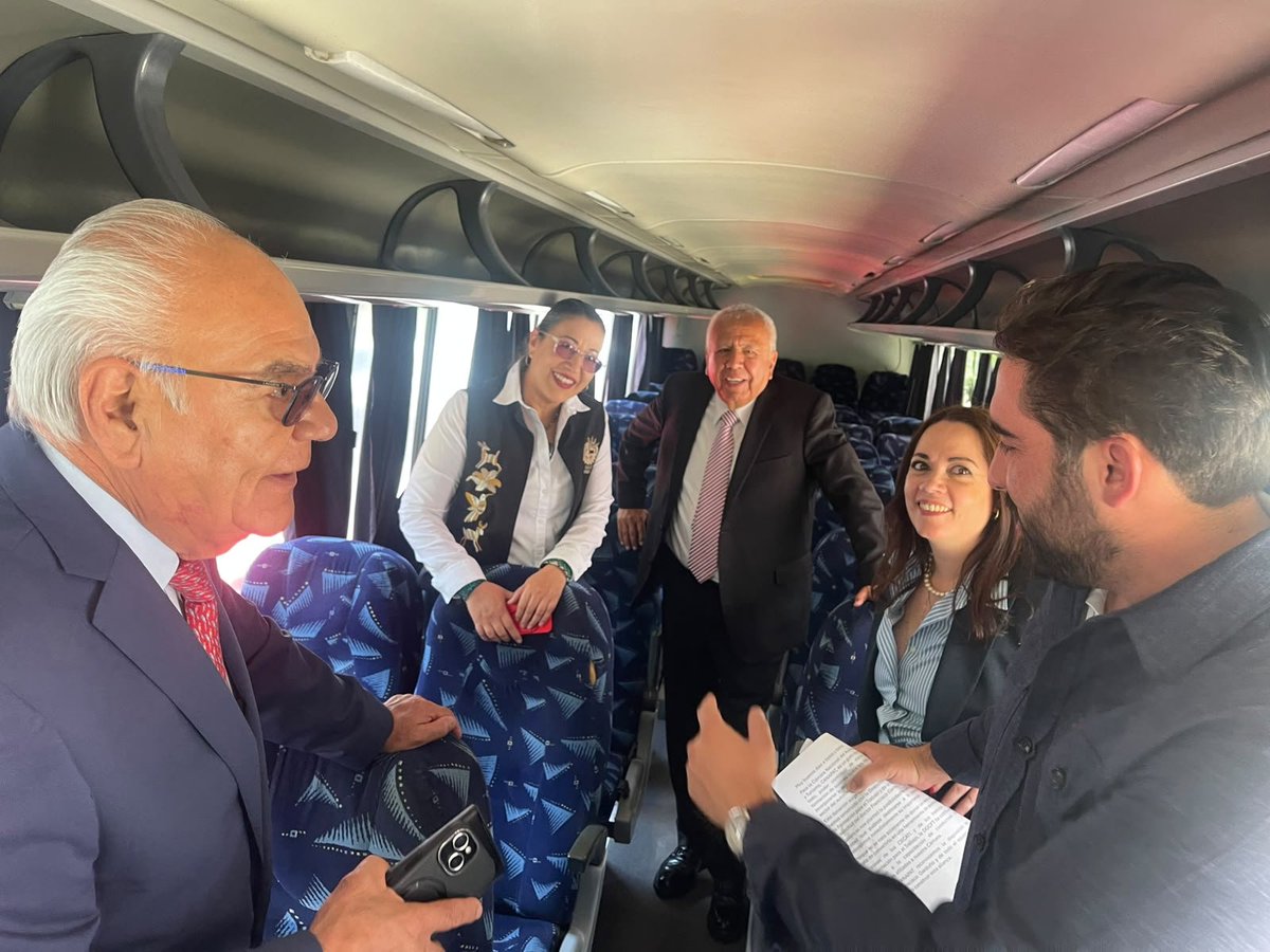 fgymexico's tweet photo. 📍 Derivado de nuestro convenio de colaboración, hoy dimos un paso fundamental junto a la Cámara Nacional del Autotransporte de Pasaje y Turismo (CANAPAT), quienes realizaron la donación de un autobús a nuestra DGCFT. Agradezco profundamente a Bruno Alarcón y a todo su equipo por hacer posible esta gran acción.  

​🎓 Esta unidad no solo impulsará la movilidad de nuestras y nuestros estudiantes, sino que cumple un doble propósito social, funcionará como un espacio práctico para desarrollar nuevas capacidades y brindar formación especializada directamente en nuestros planteles CECATI e ICAT.  

​🛠️ A través de esta sinergia, logramos el fortalecimiento y la actualización técnica de los futuros operadores del autotransporte en el país, elevando sus competencias laborales y fomentando una cultura vial que permita prevenir y reducir riesgos en los caminos de México.

​#DGCFT #CANAPAT #CECATI #ICAT #FormaciónParaElTrabajo #Educación #SEP #OrgulloCECATI