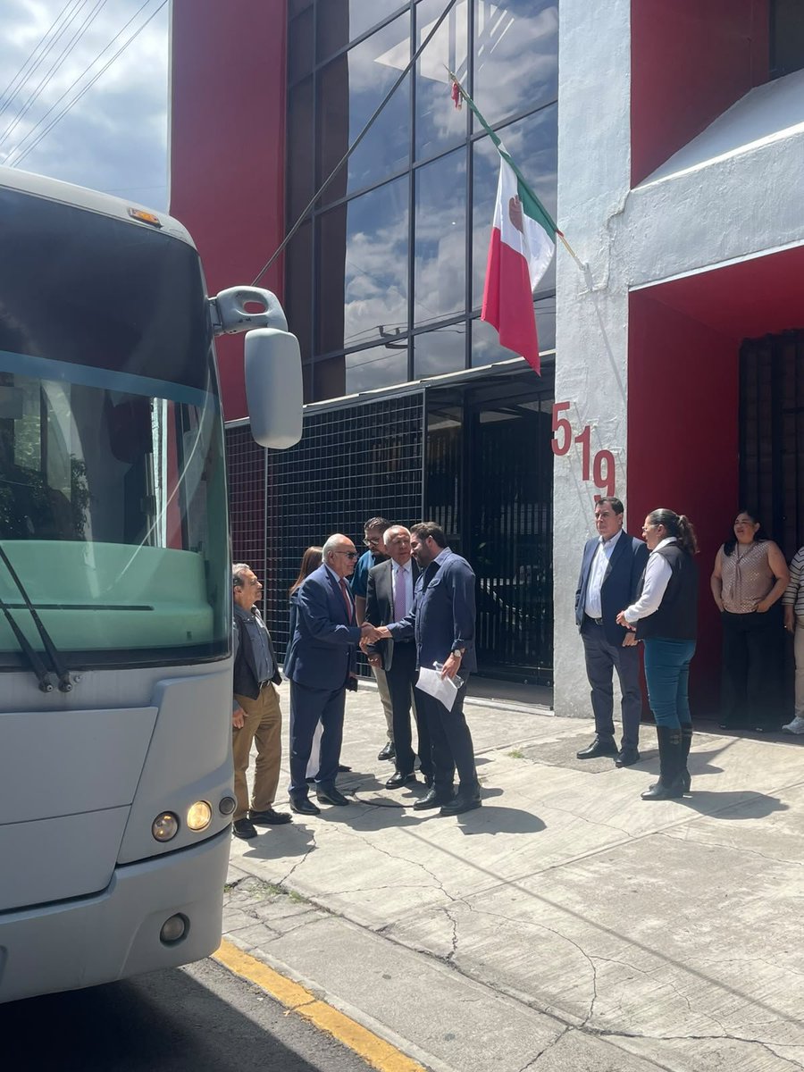 fgymexico's tweet photo. 📍 Derivado de nuestro convenio de colaboración, hoy dimos un paso fundamental junto a la Cámara Nacional del Autotransporte de Pasaje y Turismo (CANAPAT), quienes realizaron la donación de un autobús a nuestra DGCFT. Agradezco profundamente a Bruno Alarcón y a todo su equipo por hacer posible esta gran acción.  

​🎓 Esta unidad no solo impulsará la movilidad de nuestras y nuestros estudiantes, sino que cumple un doble propósito social, funcionará como un espacio práctico para desarrollar nuevas capacidades y brindar formación especializada directamente en nuestros planteles CECATI e ICAT.  

​🛠️ A través de esta sinergia, logramos el fortalecimiento y la actualización técnica de los futuros operadores del autotransporte en el país, elevando sus competencias laborales y fomentando una cultura vial que permita prevenir y reducir riesgos en los caminos de México.

​#DGCFT #CANAPAT #CECATI #ICAT #FormaciónParaElTrabajo #Educación #SEP #OrgulloCECATI