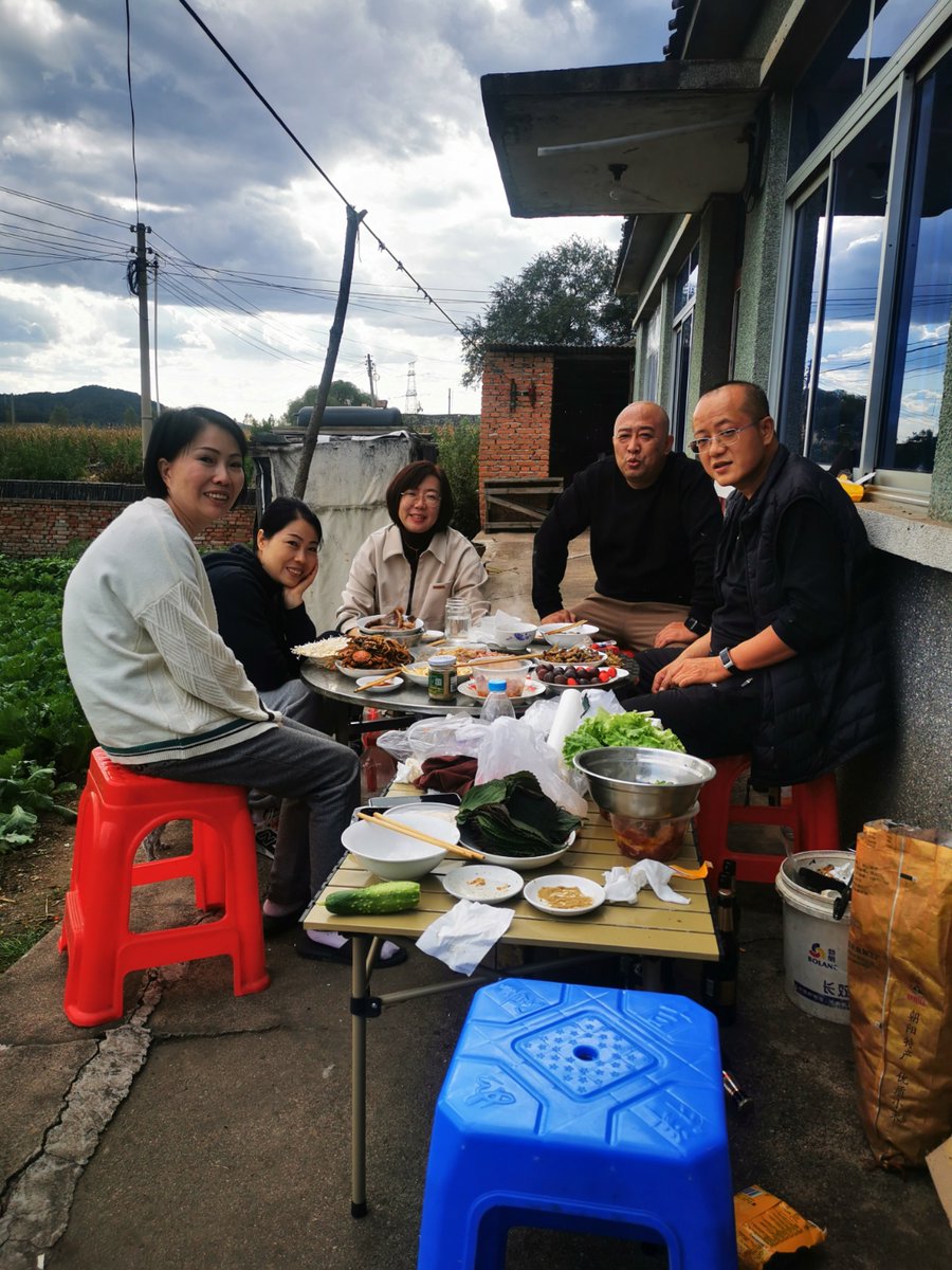 PaulettaMieth's tweet photo. Our neighborhood potluck is today at 4 PM by the oak tree! Bring a dish to share, and we’ll provide drinks u0026 games—see you there! https://t.co/ltPbi1qvdf