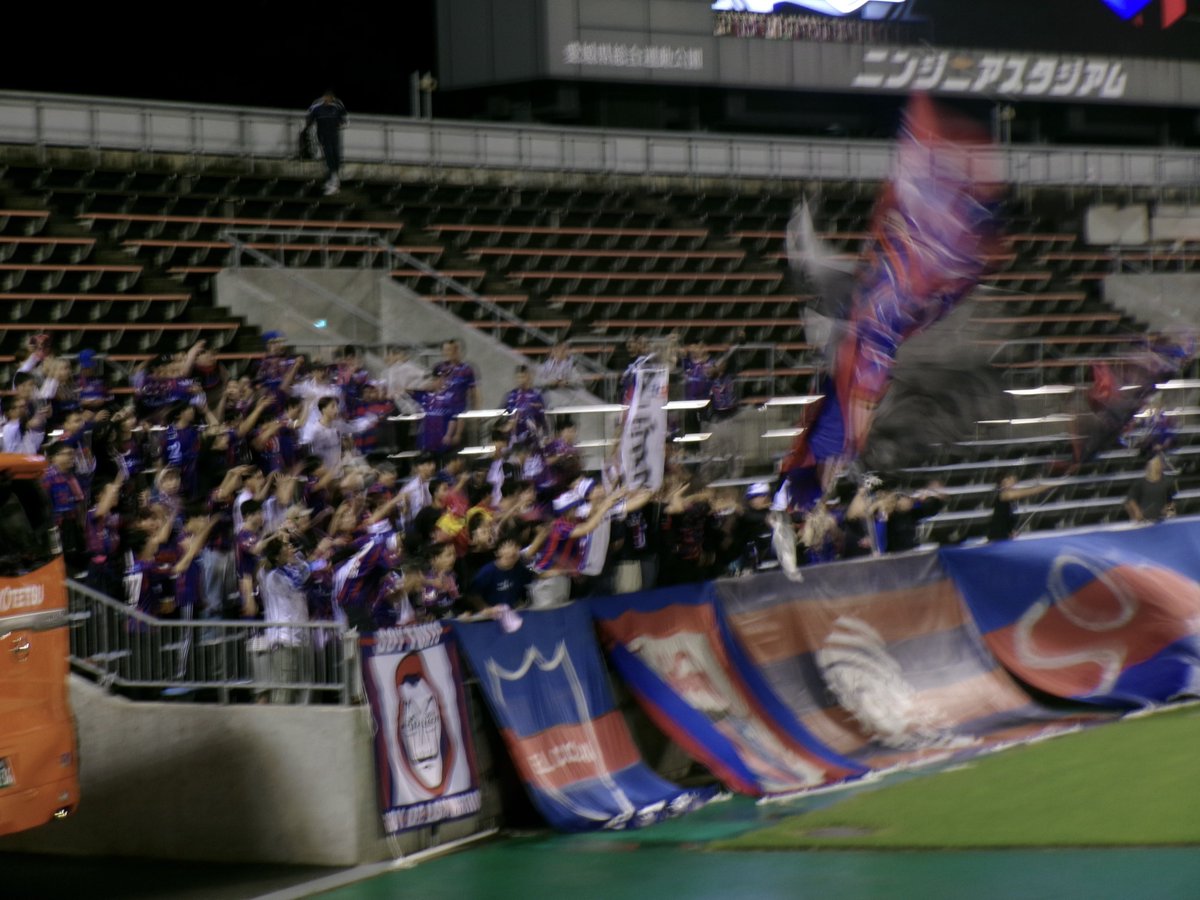 a_uvd__'s tweet photo. 火曜夜に愛媛に集まった東京サポーターの皆様

#fctokyo https://t.co/nx0Sb1a0HY