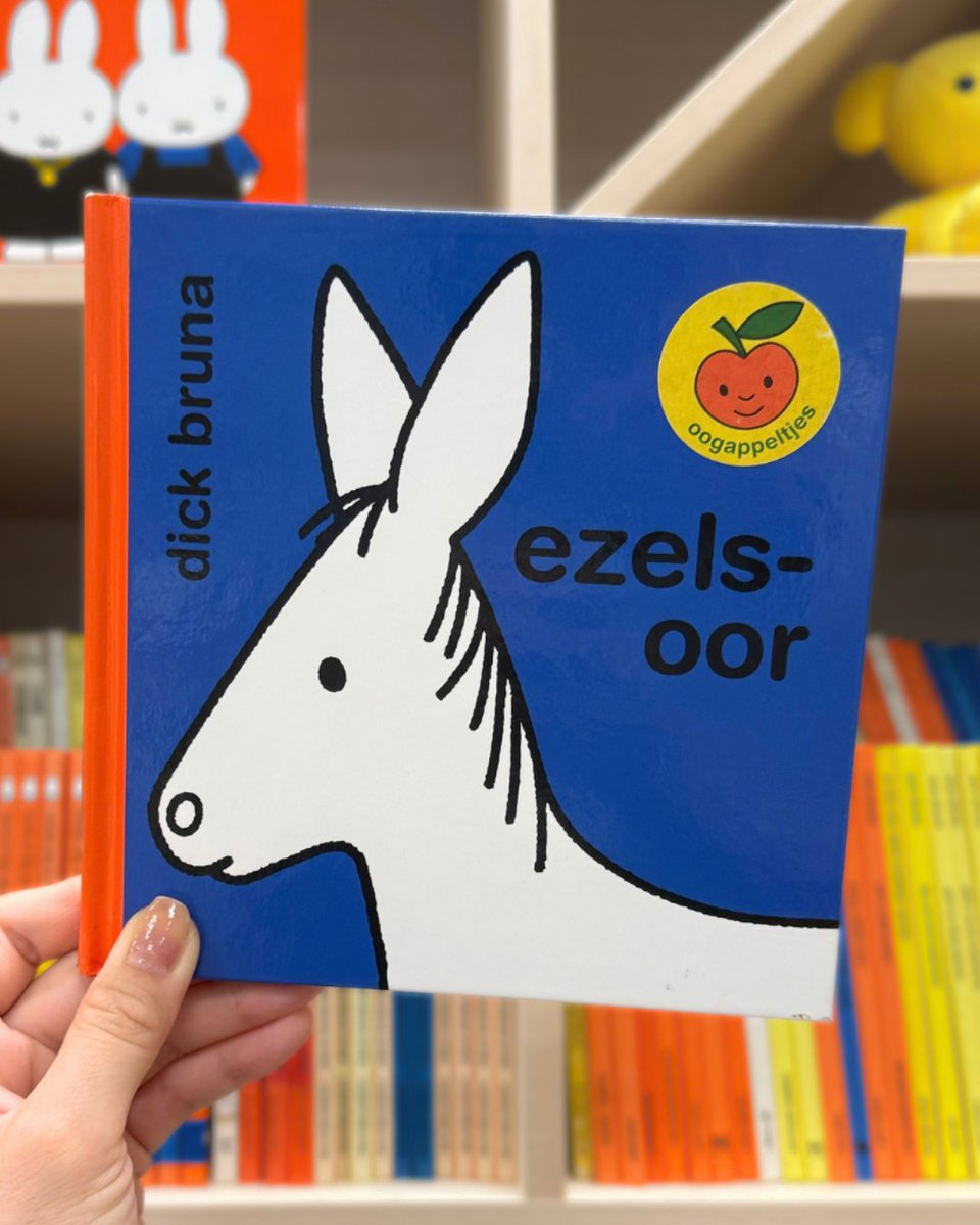 miffy_japan's tweet photo. 「日本語にできない絵本？ブルーナさんの『ezelsoor』」
  
ブルーナさんが晩年に手がけた絵本、
『ezelsoor（エーゼルスオール）』。

日本語にすると、「ロバの耳」。
いったい、どういう絵本なのでしょう？
 
なぜ、オランダ語版しかないのでしょう？
 
9月30日は「#世界翻訳の日」ということで、
その理由をコラムでお話しします。

https://t.co/VFIWYWBcg6