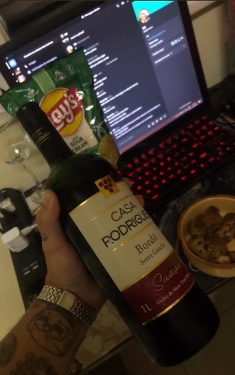 Azzzeredo's tweet photo. encher a cara de vinho barato ta nos meus top 3 melhores sensações pprt https://t.co/DfVbkLahg8