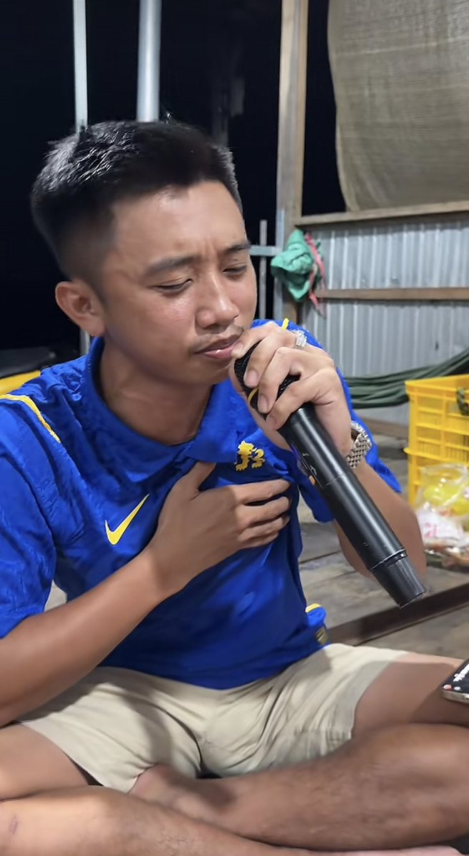 Quan2k03's tweet photo. Anh hàng xóm có cái mic to quá https://t.co/I1mvz4RnRZ