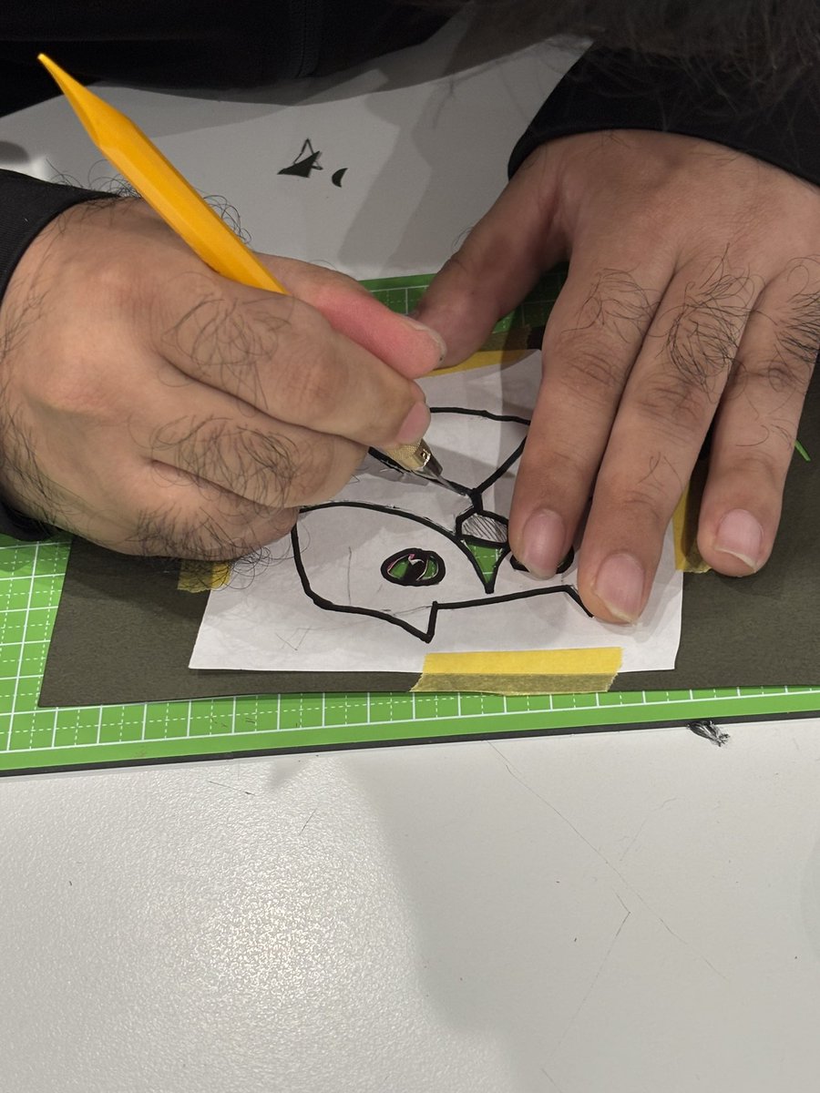 TetsukoNagano's tweet photo. 久しぶりに切り絵の授業でした。
さぁ、私は私でカレンダー作りへエンジンかけていく時期。
脳みそがあっちこっちに興味を持って、すぐに自分のことを後回しにするの、危ない。 https://t.co/3eYwFFHICn