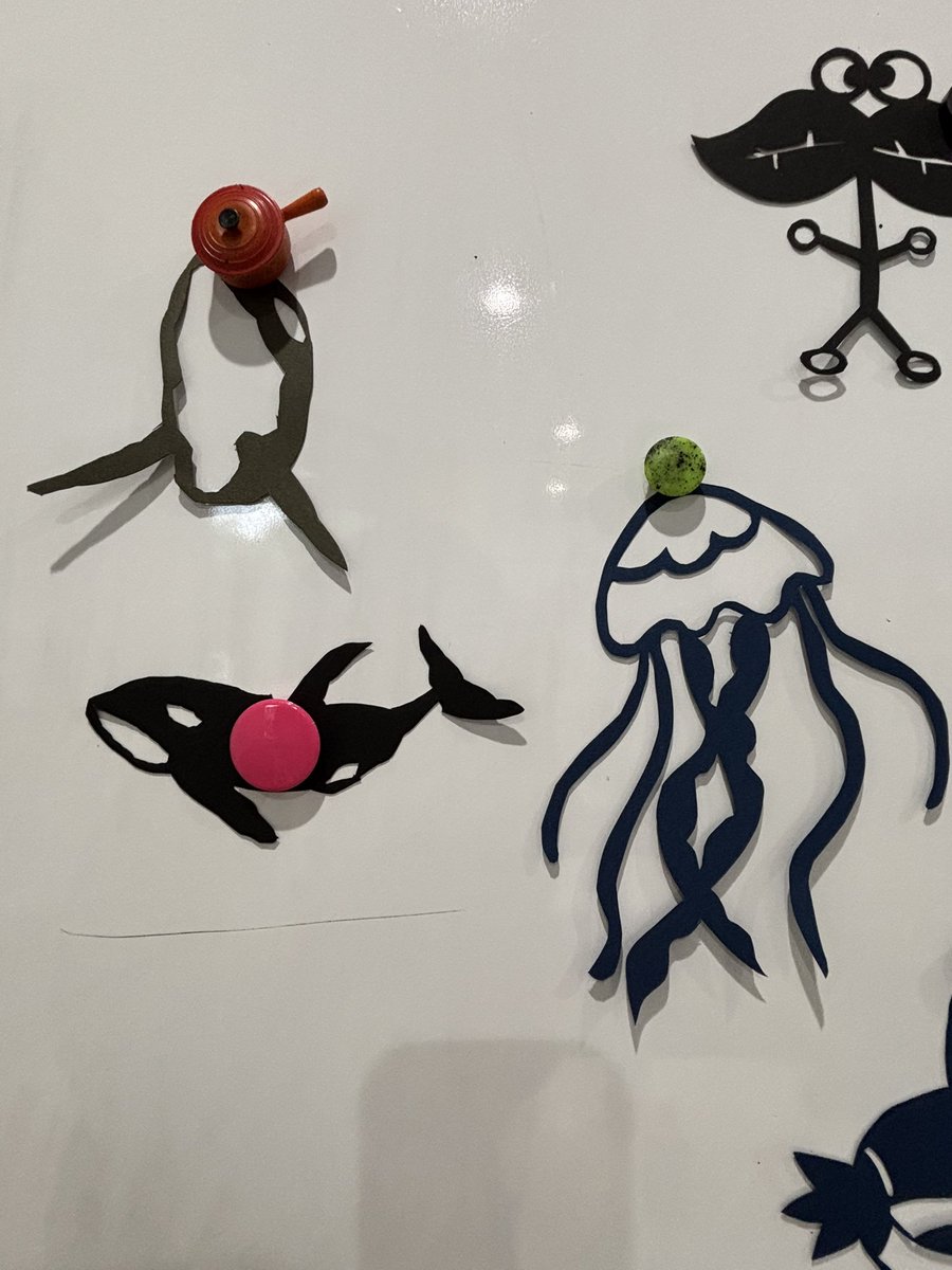 TetsukoNagano's tweet photo. 久しぶりに切り絵の授業でした。
さぁ、私は私でカレンダー作りへエンジンかけていく時期。
脳みそがあっちこっちに興味を持って、すぐに自分のことを後回しにするの、危ない。 https://t.co/3eYwFFHICn