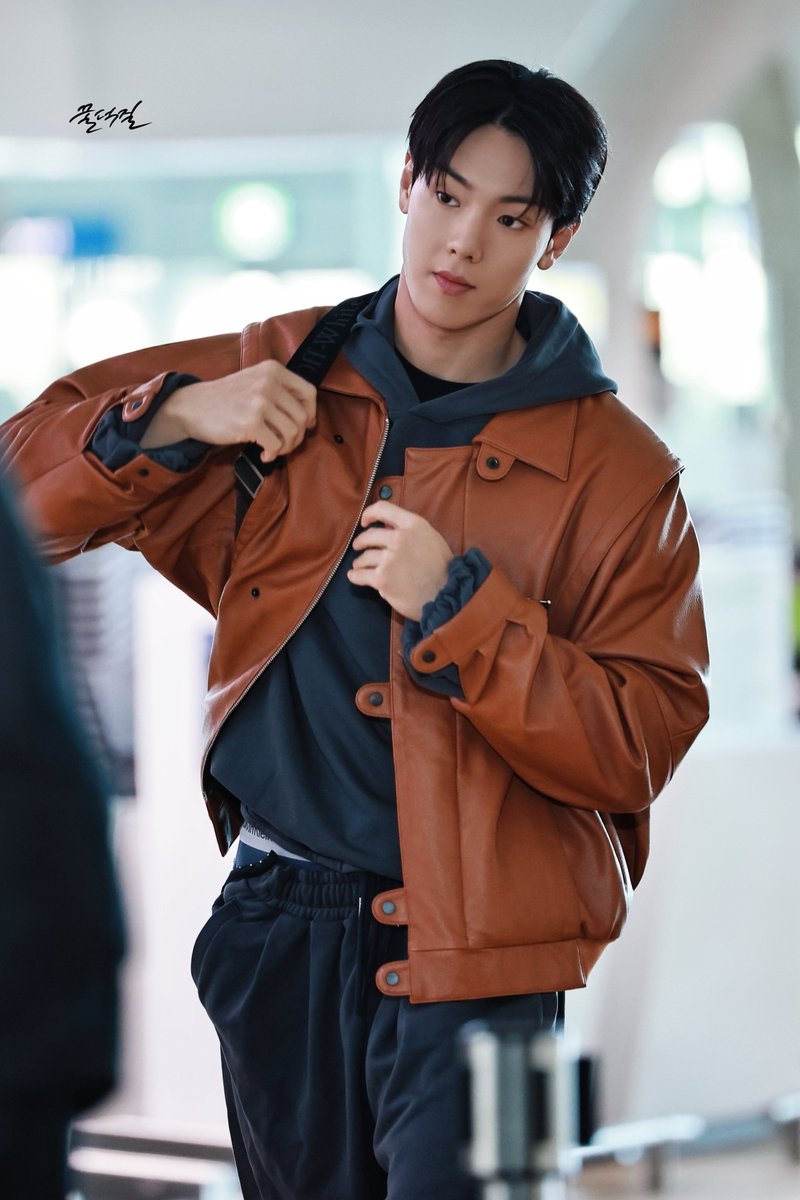 10_06_JH's tweet photo. 260930 ICN출국
잘다녀와아,,.˚₊·—̳͟͞͞♥ 

#몬스타엑스 #셔누 
#SHOWNU #MONSTAX #MONSTA_X https://t.co/zFaeWGMH2U