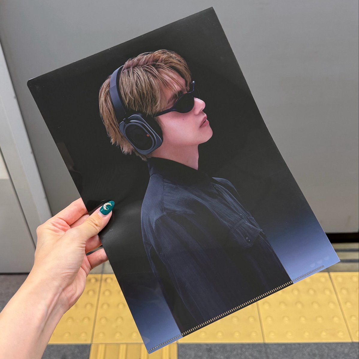 taekook_0613_'s tweet photo. Nothingの号外もらってきた😎🖤
新聞じゃなくてクリアファイルに両面チラシが1枚入ってたよ✨かっこいいー！😍 https://t.co/Y74NtGNB3x