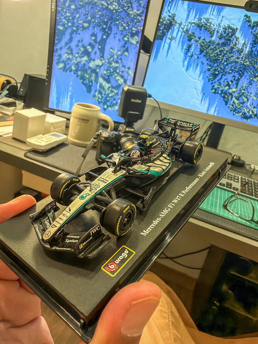HezeriSamsuri's tweet photo. Sorry uols, I dapat dulu.

Mulai esok, korang boleh beli dengan harga RM39.90 di stesen Petronas atau bengkel Petronas AutoExpert.

Beli minyak enjin Syntium and boleh pilih antara kereta Kimi atau George.

Made under license by Bburago, this one surely looks good! https://t.co/kiMvknLiU4