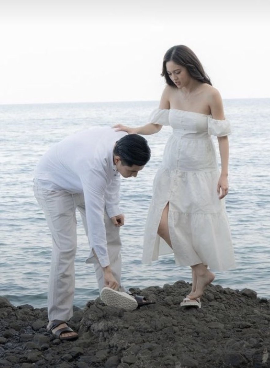 Thisbeantofu's tweet photo. During 2024-2025. So ano, 2 years nang buntis si Kim Chiu? 🤣Nakakaloka tong mga delulung to. Di ba pwedeng pusunin lang? Stress eating? 🤣 Talagang di niya papatulan ung chismis, di nmn kapatul-patol 🤣 #kimpau #kimchiu #pauloavelino https://t.co/VYp1plTUlr