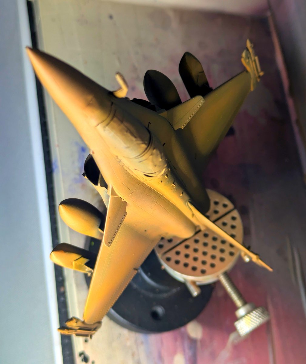 TokageEK's tweet photo. スケールモデルでOSLという、機体色の文脈だと打首獄門不可避な暴挙に走っています https://t.co/T1F0hza1D4