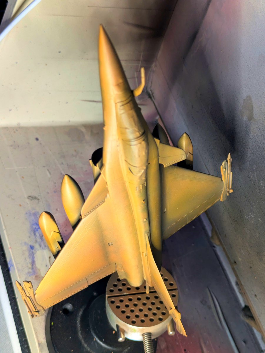 TokageEK's tweet photo. スケールモデルでOSLという、機体色の文脈だと打首獄門不可避な暴挙に走っています https://t.co/T1F0hza1D4
