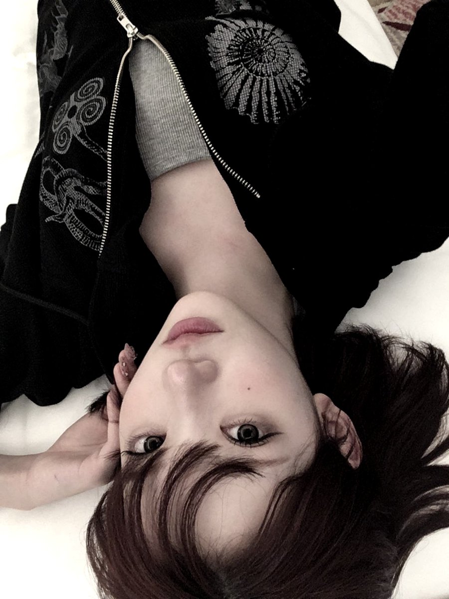 Jiwooor's tweet photo. Consider these random snaps your official daily dose of me. They say looking at something truly worth staring at requires a bit of effort, so I made you work for it and flipped it upside down. :p https://t.co/Naa7ziFMJj