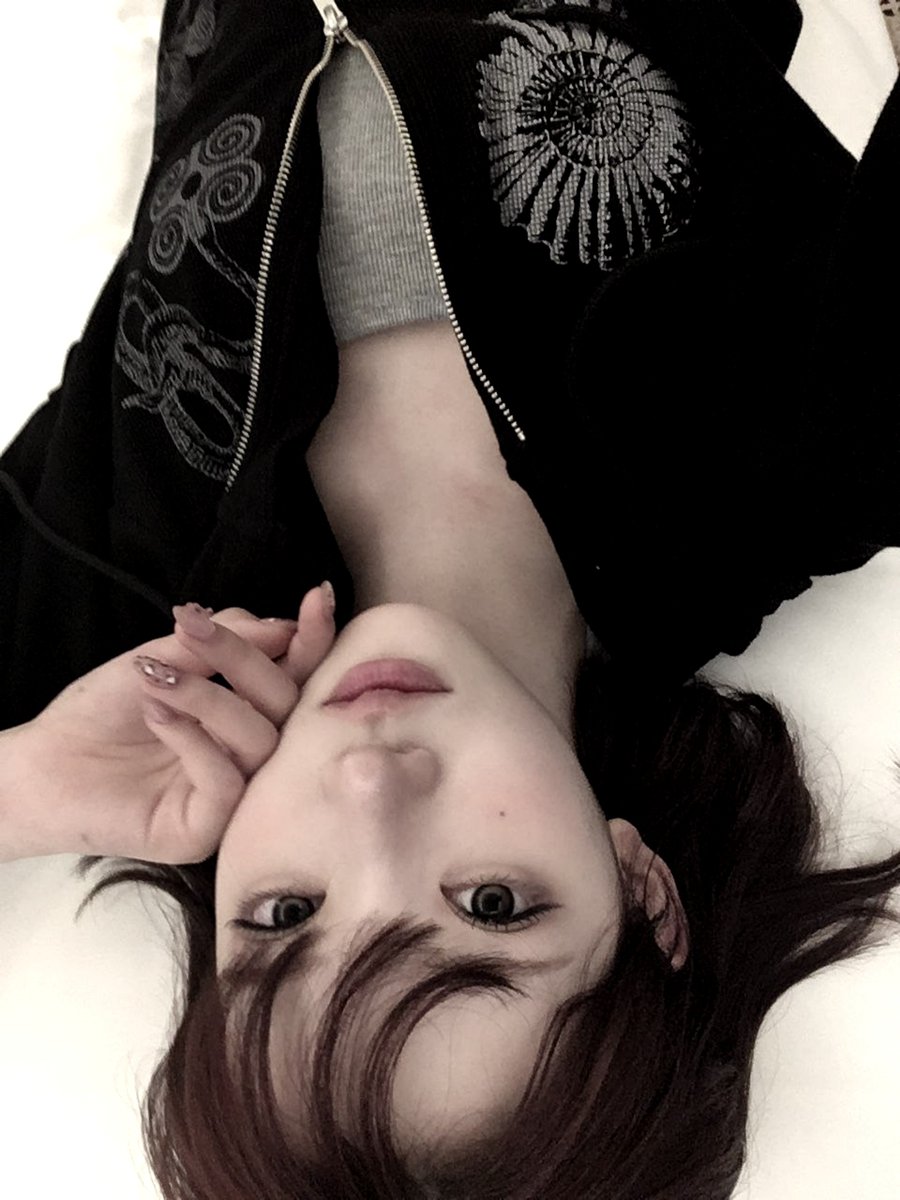 Jiwooor's tweet photo. Consider these random snaps your official daily dose of me. They say looking at something truly worth staring at requires a bit of effort, so I made you work for it and flipped it upside down. :p https://t.co/Naa7ziFMJj