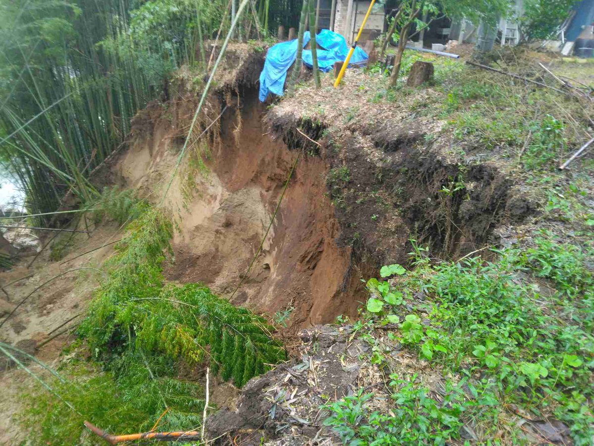 chibaken_saigai's tweet photo. 台風第25号により、長柄町において、土砂崩れ等が発生したため、被災宅地危険度判定を実施しました。
台風第26号が本県に接近してきており、引き続き、土砂災害のおそれがある地域にお住いの方は、周囲の状況に十分注意するとともに、市町村から発表される避難情報等をこまめに確認してください。 https://t.co/lZkR6LWX4b