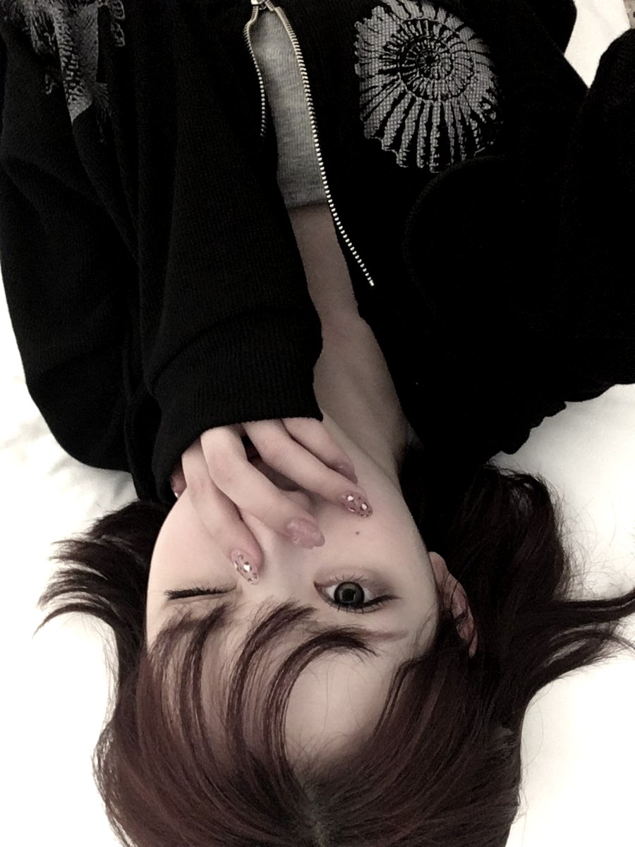 Jiwooor's tweet photo. Consider these random snaps your official daily dose of me. They say looking at something truly worth staring at requires a bit of effort, so I made you work for it and flipped it upside down. :p https://t.co/Naa7ziFMJj