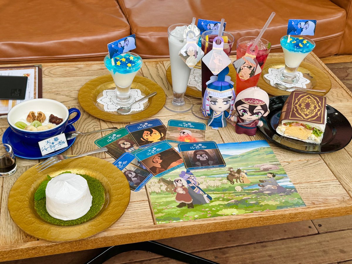 Tsoup2's tweet photo. 少し前ですが、#天幕のジャードゥーガル コラボカフェへ行ってきました！
テレ朝本社の広い綺麗な空間にあるカフェで、ゆっくり楽しめました。
パフェのゼリーもゼラチンじゃなく海藻由来のゼリーだそうで美味しかったです。青が2色になっててとても綺麗でした。

１０月４日までの開催です！ https://t.co/OrXeXh015E