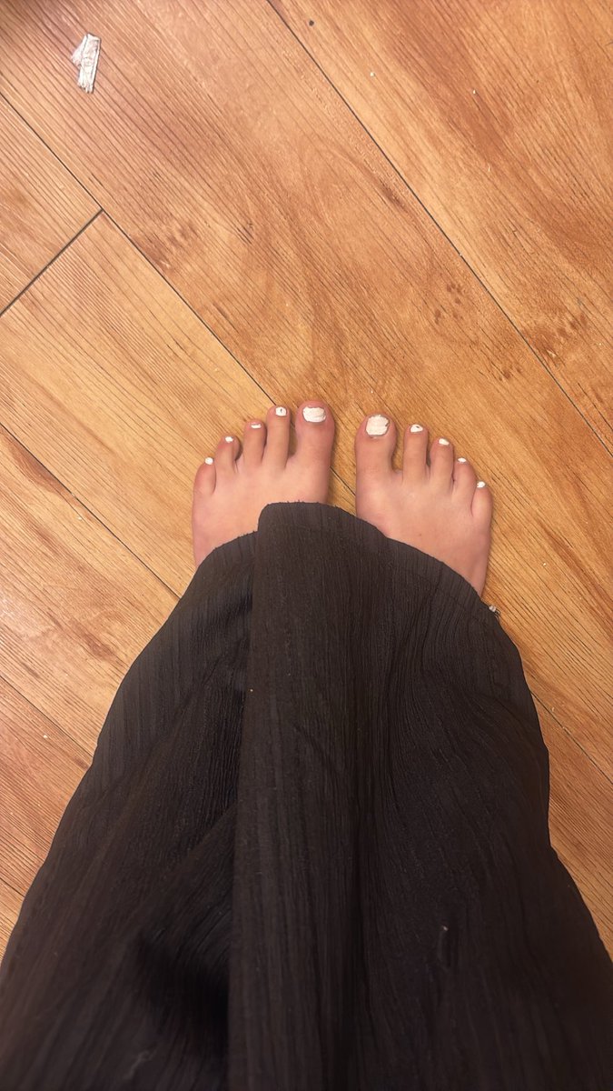 Bell5r2xn's tweet photo. In desperate need of a pedicure 😩 #footfetısh #feetworshi̇p #toes https://t.co/BiknXpu7Zu