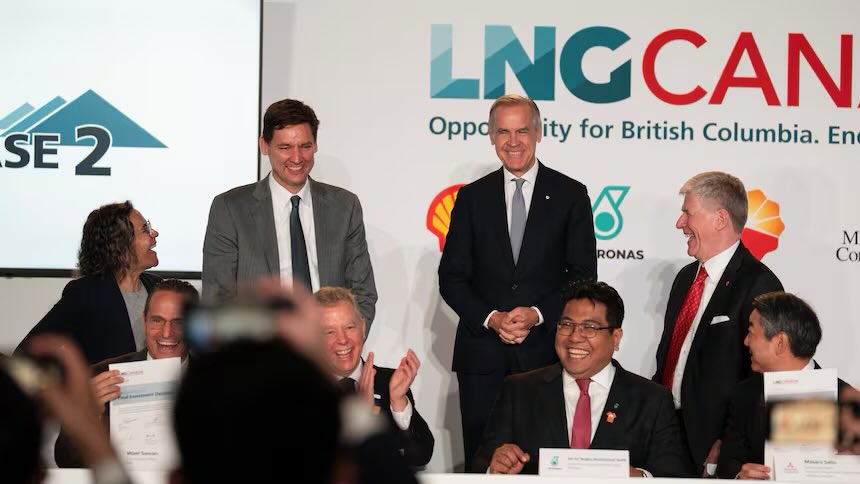 anwaribrahim's tweet photo. Alhamdulillah, saya menerima khabar gembira dari Kanada apabila PETRONAS bersama rakan usaha samanya berjaya memuktamadkan keputusan pelaburan bagi projek LNG Canada Fasa 2 di Kitimat, British Columbia. 

Keputusan ini membuka jalan kepada pelaburan sektor swasta bernilai CA$33 bilion. Pembesaran ini bakal menjadikan LNG Canada antara kemudahan gas asli cecair terbesar di dunia, sekali gus memperkukuh bekalan tenaga kepada pasaran antarabangsa.

Tahniah kepada seluruh warga PETRONAS atas kejayaan ini. Keupayaan syarikat negara menjayakan projek tenaga berskala besar bersama rakan antarabangsa turut mencerminkan kepercayaan terhadap kepakaran dan kemampuan Malaysia.

Penghargaan saya kepada Perdana Menteri Kanada, Mark Carney atas sokongan beliau kepada PETRONAS. Saya mengalu-alukan pertemuan bersama PM Carney dan delegasi Kanada pada masa akan datang bagi memperkukuh hubungan persahabatan serta memperluas kerjasama Malaysia-Kanada.

=====

I congratulate the entire PETRONAS team on reaching a final investment decision on Phase 2 of the LNG Canada project in Kitimat, British Columbia.

I thank Canadian Prime Minister Mark Carney for his support for PETRONAS. I welcome the prospect of meeting him and the Canadian delegation to deepen our friendship and expand cooperation between Malaysia and Canada.

🇲🇾🤝🇨🇦

#MalaysiaMADANI 
#YakinMADANI