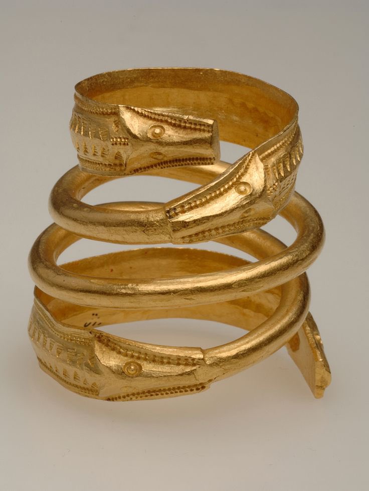 Sagnamadr's tweet photo. A Germanic Iron Age gold finger ring and arm with Odinic double wolf head motifs, from Näsby, Sweden, and Saaremaa, Estonia, 3-5th Century. 𐘾 https://t.co/E9eNc3LvBj
