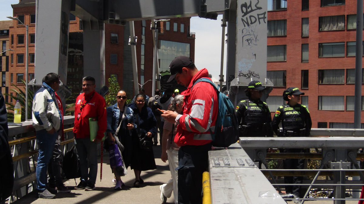 JD_Quinteror's tweet photo. El control político SÍ sirve. 🚨

Dicen que no hacemos nada. Aquí está la respuesta.

Los vecinos de Chicó I nos pidieron recuperar el espacio público en el puente de la 100 que conecta con @TransMilenio y hoy la Alcaldía hizo el operativo.👀

Vamos a recuperar @TransMilenio, pero ojo: recuperar también significa SOSTENER.

Seguimos. Esto es con hechos.✅