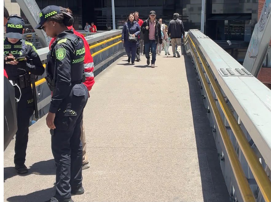JD_Quinteror's tweet photo. El control político SÍ sirve. 🚨

Dicen que no hacemos nada. Aquí está la respuesta.

Los vecinos de Chicó I nos pidieron recuperar el espacio público en el puente de la 100 que conecta con @TransMilenio y hoy la Alcaldía hizo el operativo.👀

Vamos a recuperar @TransMilenio, pero ojo: recuperar también significa SOSTENER.

Seguimos. Esto es con hechos.✅