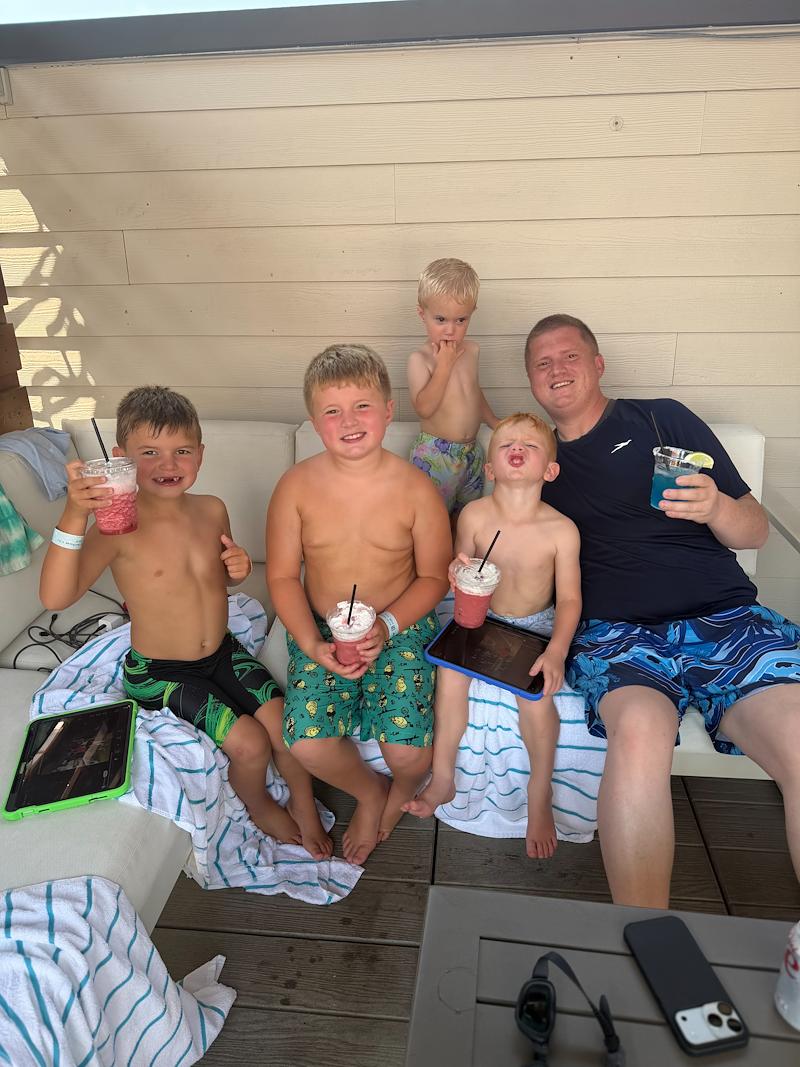 MattyDaddy05's tweet photo. I'm in a contest for Margaritaville Island Hotel in Pigeon Forge, TN. Help me rally votes: https://t.co/NOh6DDXJFf @margaritaville https://t.co/TGdt5hCNUH