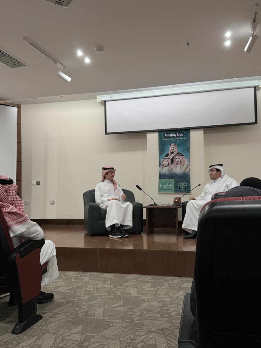 barke97's tweet photo. من حضوري للجلسة الحوارية الثمينة 🌱 
@kauedu_sa @FCM_KAU https://t.co/Gepymi4g2E